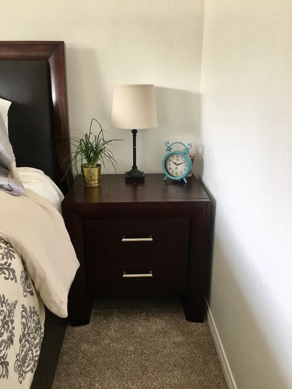 Table de chevet en bois : style et fonctionnalité assurés